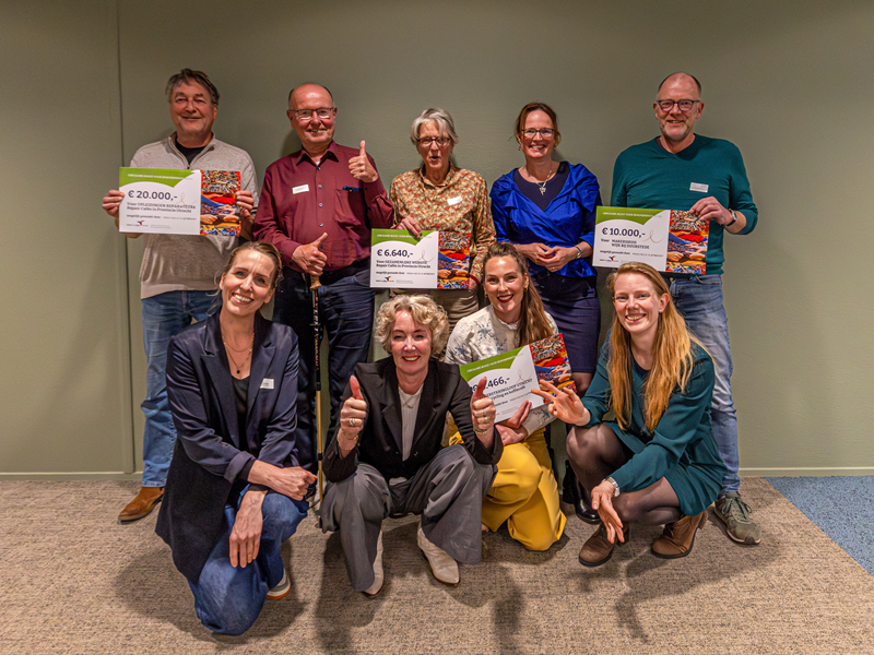 Vier buurtinitiatieven nemen cheques in ontvangst tijdens event ‘Circulaire Aanpakkers’